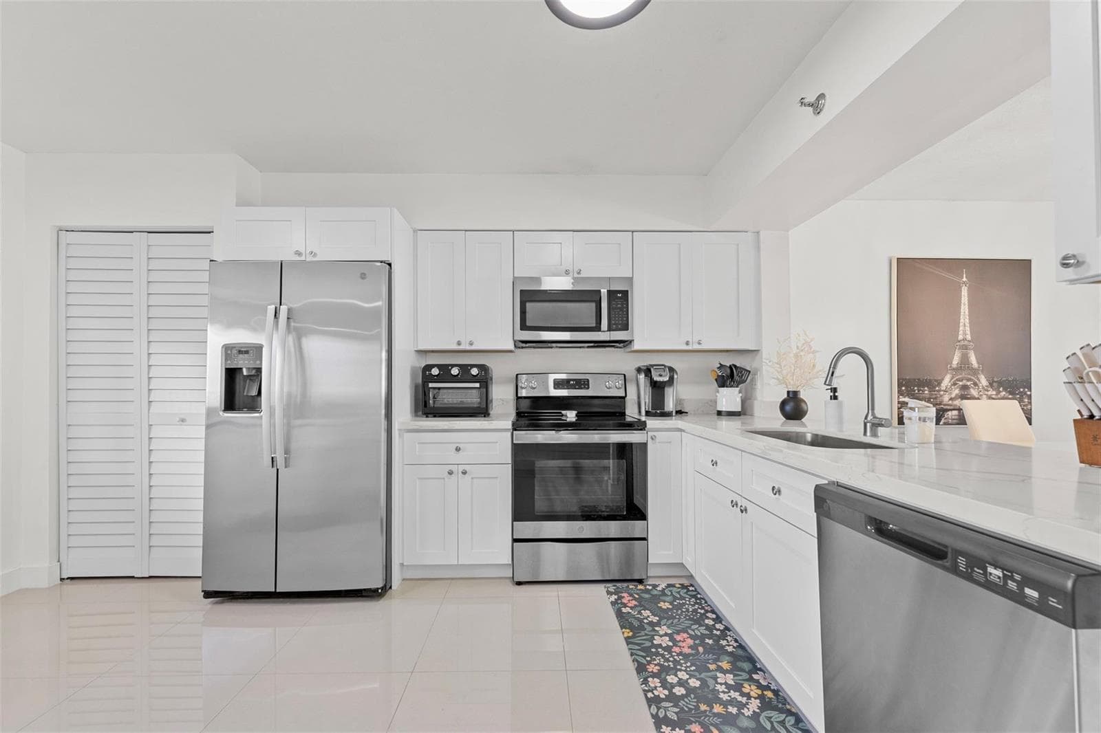 2202 S Cypress Bend Drive 606 photo 9