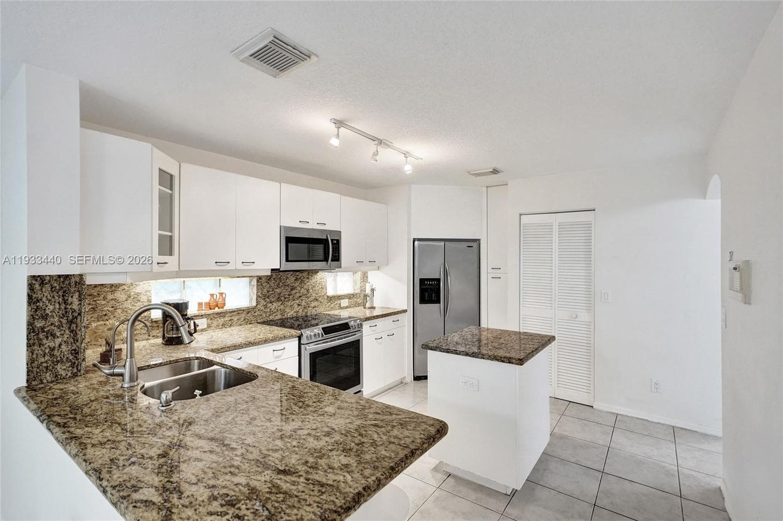 1046 Satinleaf St photo 13