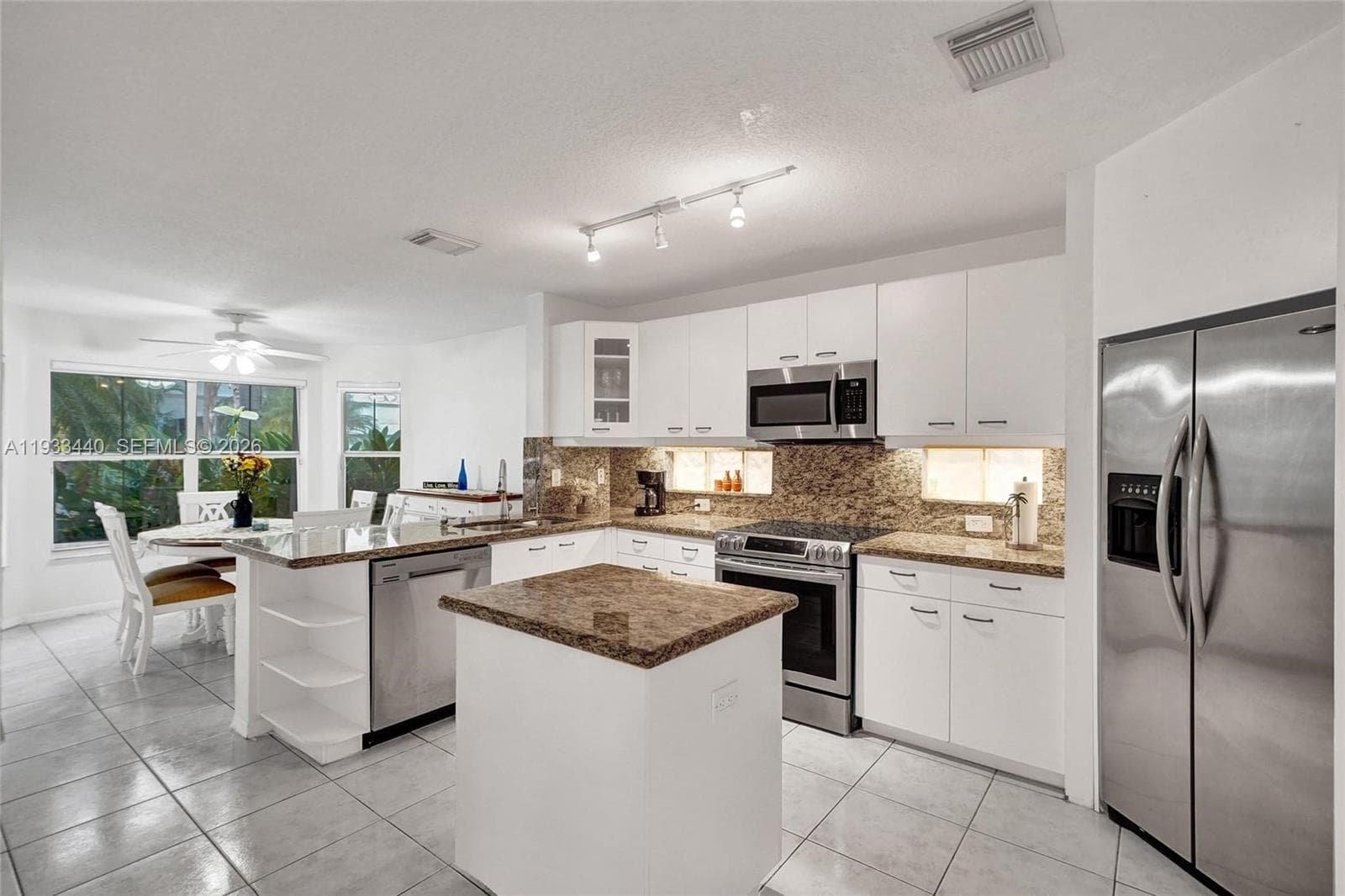 1046 Satinleaf St photo 1