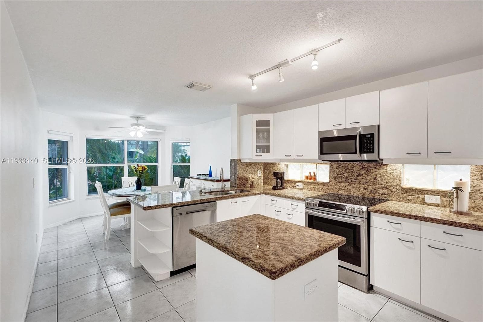 1046 Satinleaf St photo 11
