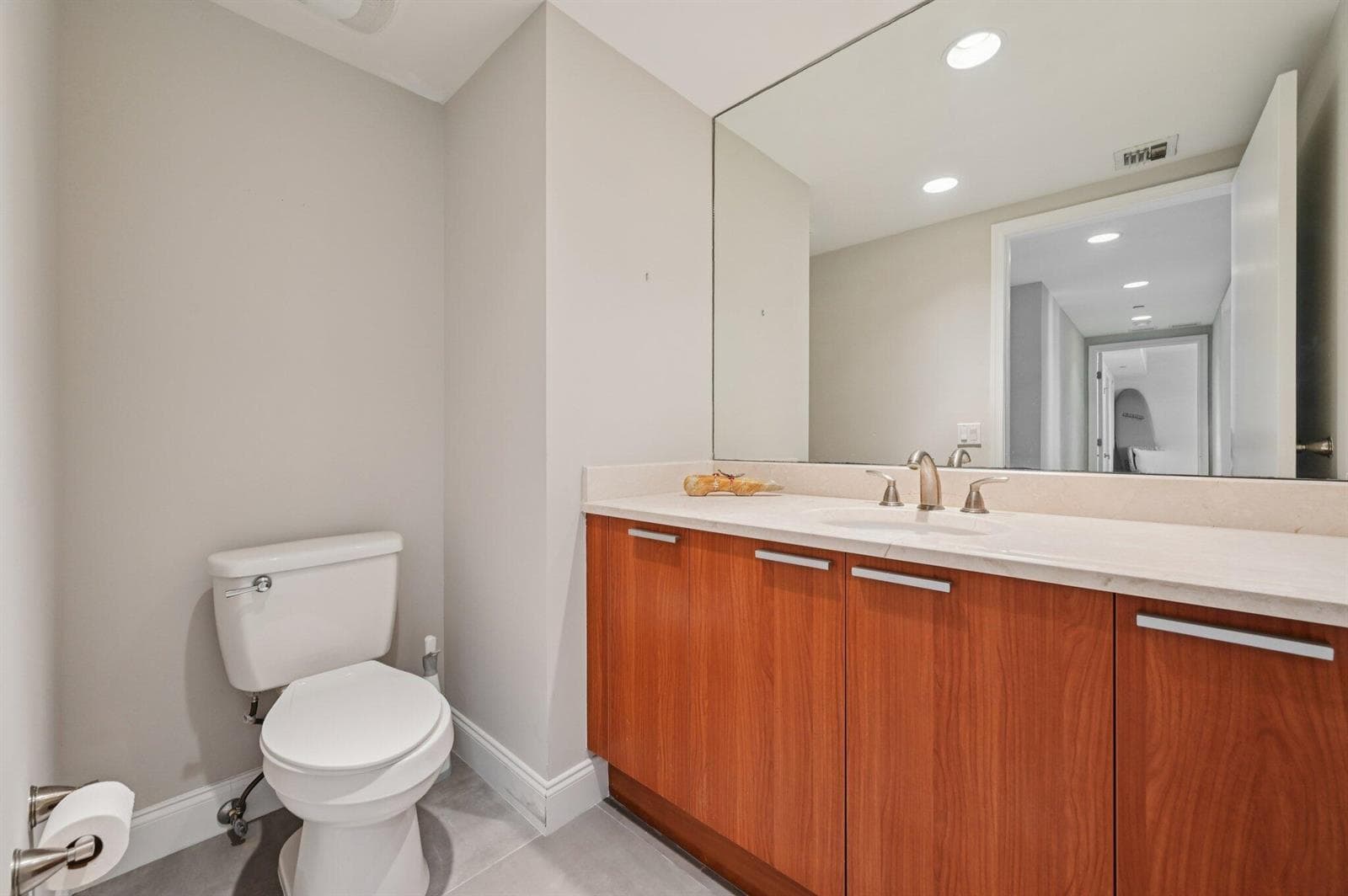 2640 Lake Shore Drive 1810 photo 23