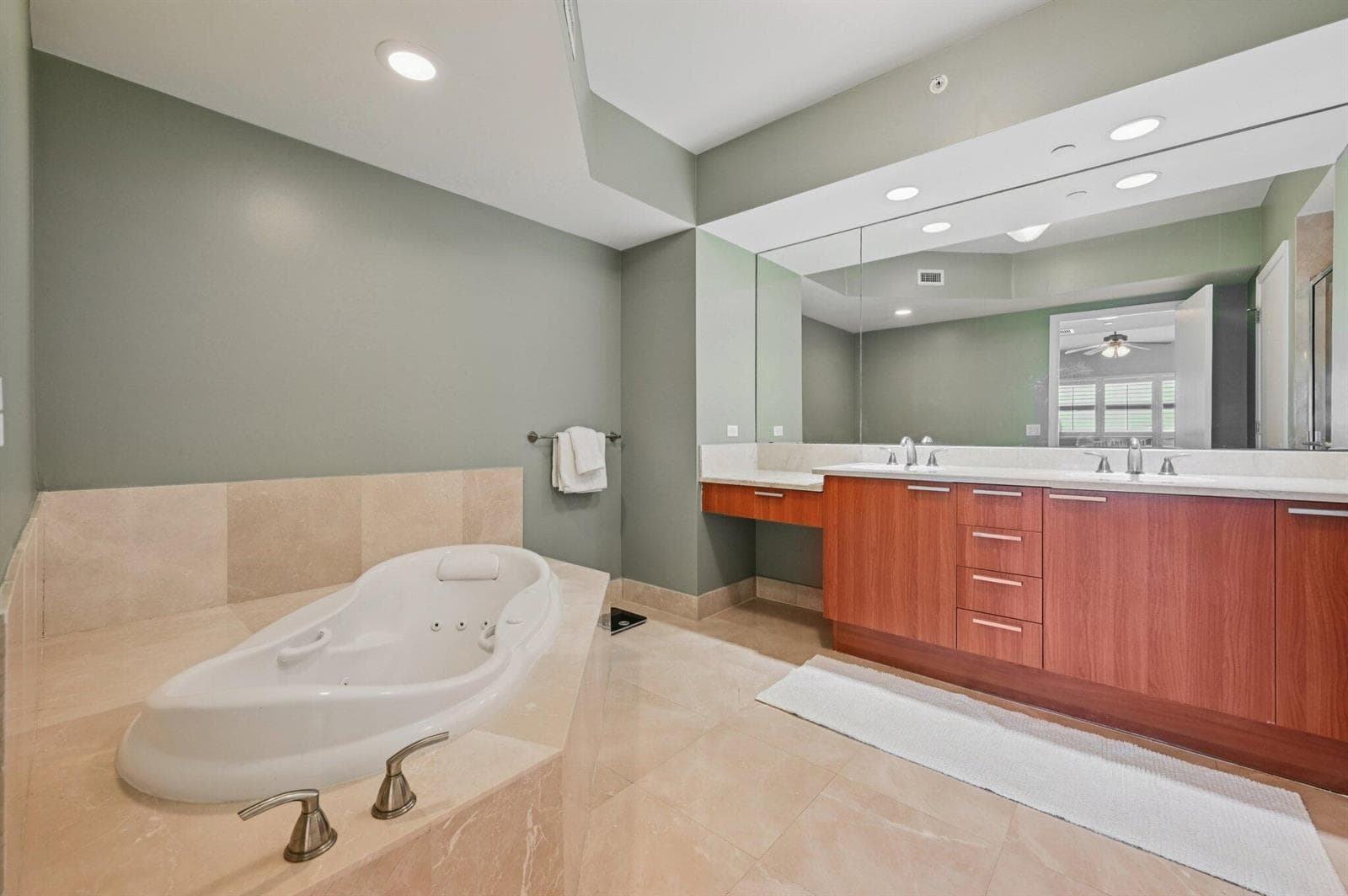 2640 Lake Shore Drive 1810 photo 20