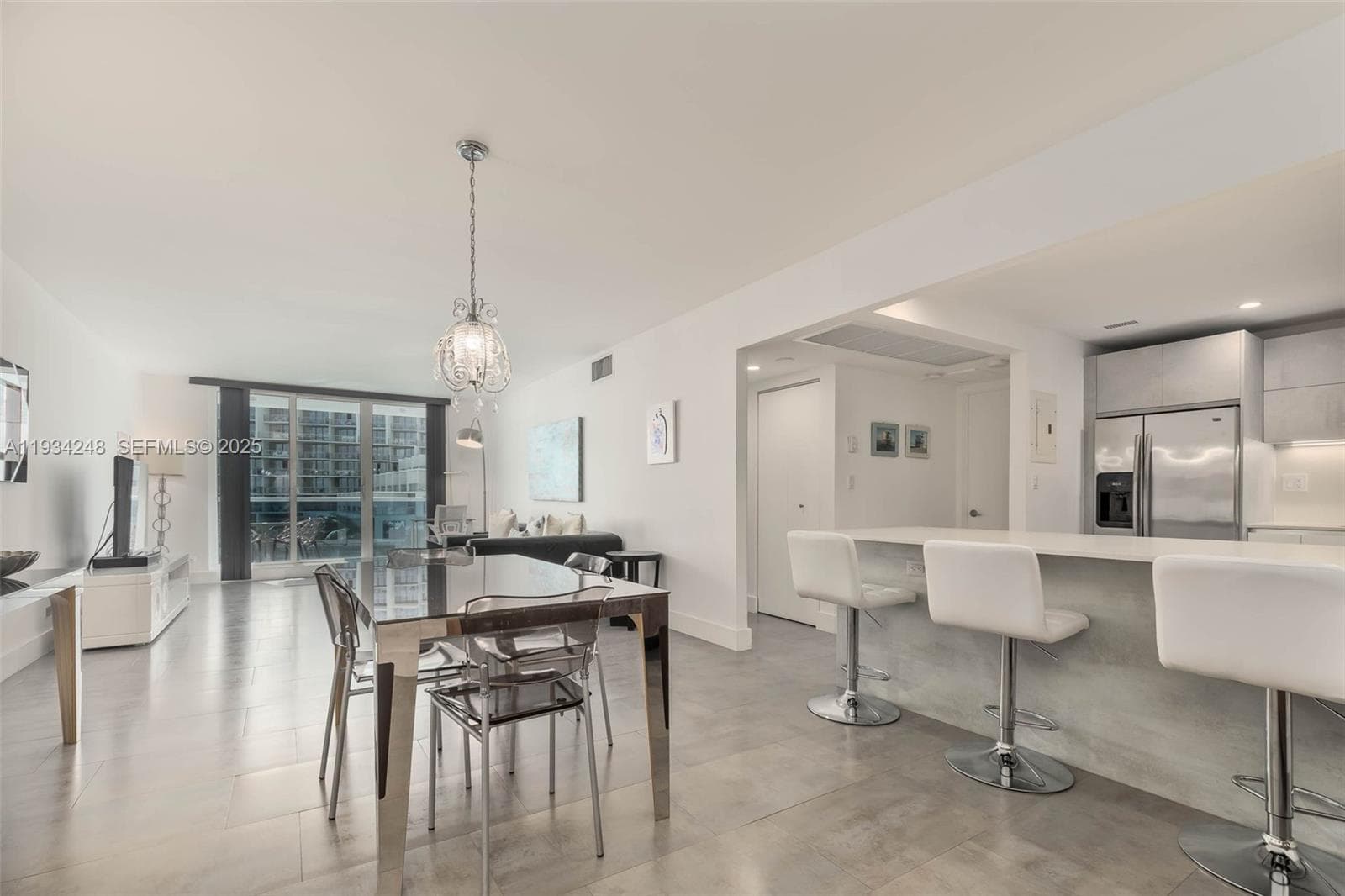 2301 Collins Ave 507 photo 2