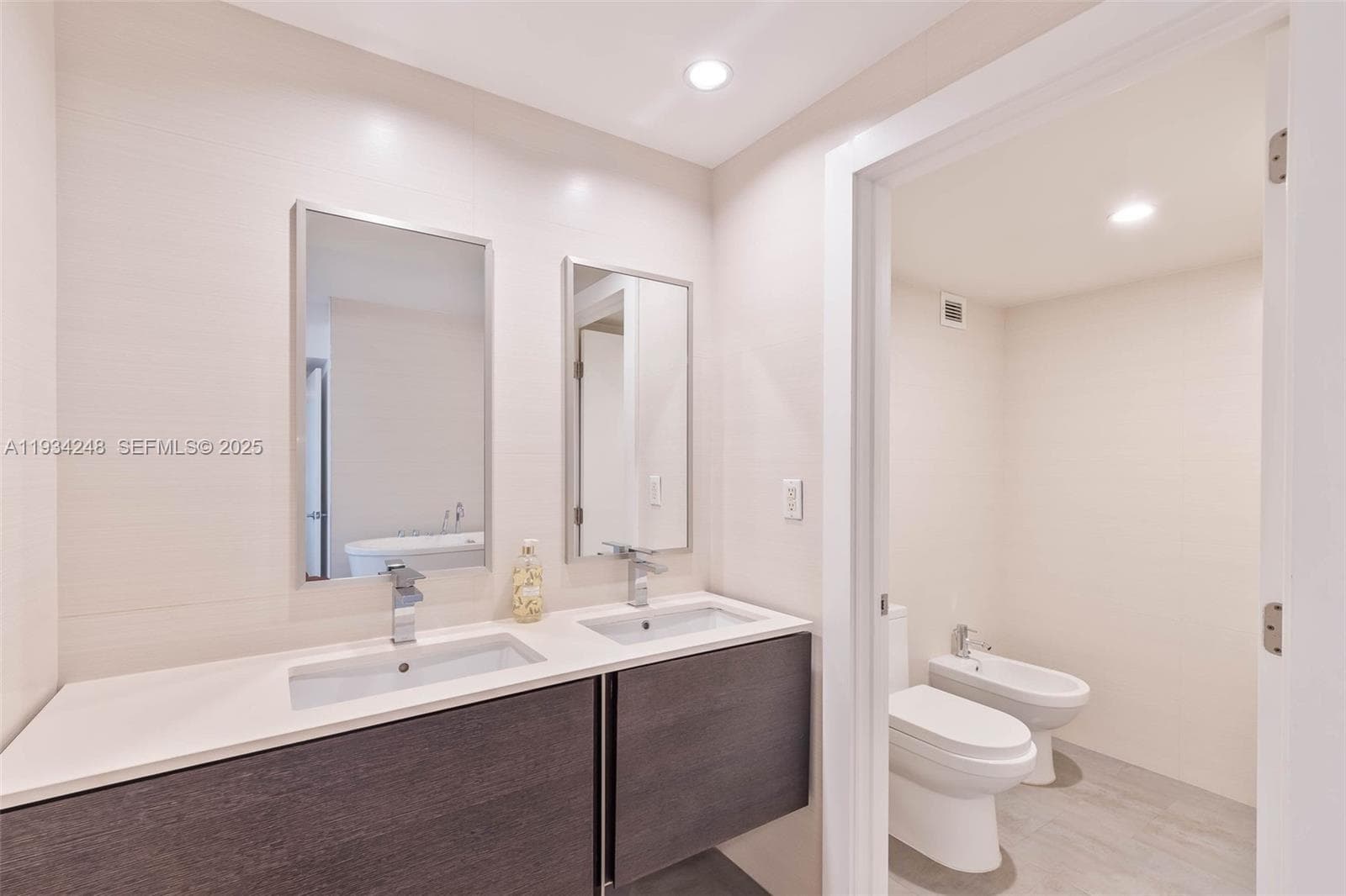 2301 Collins Ave 507 photo 18