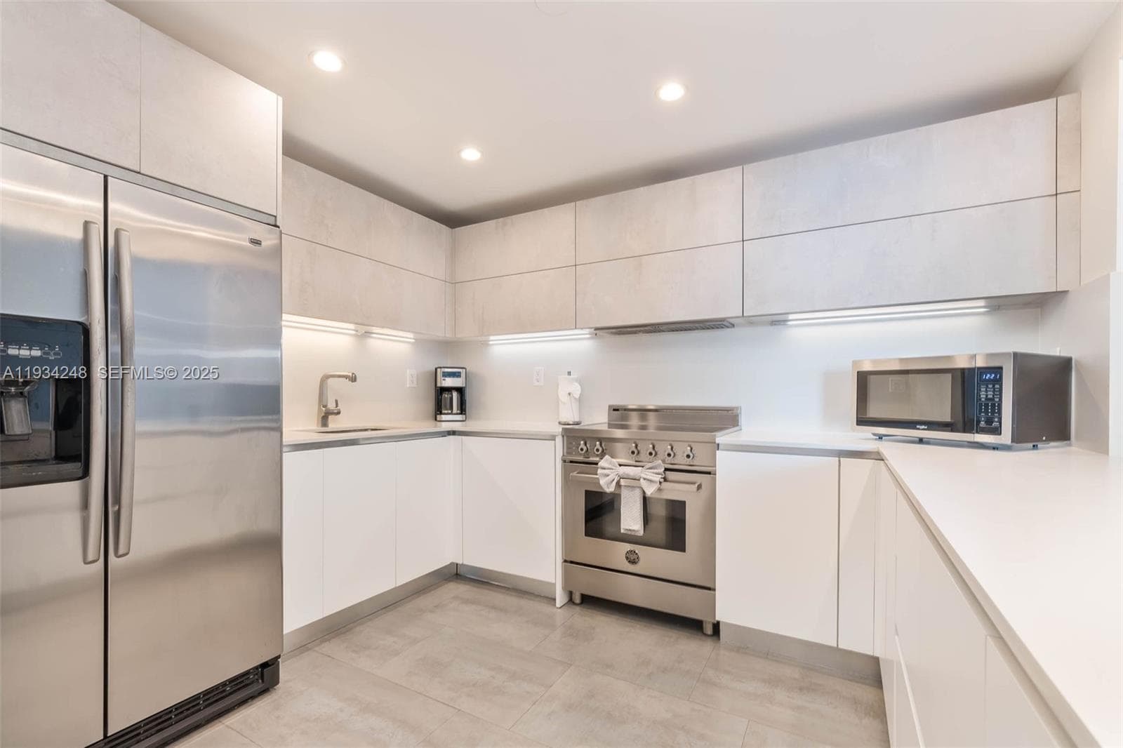 2301 Collins Ave 507 photo 8