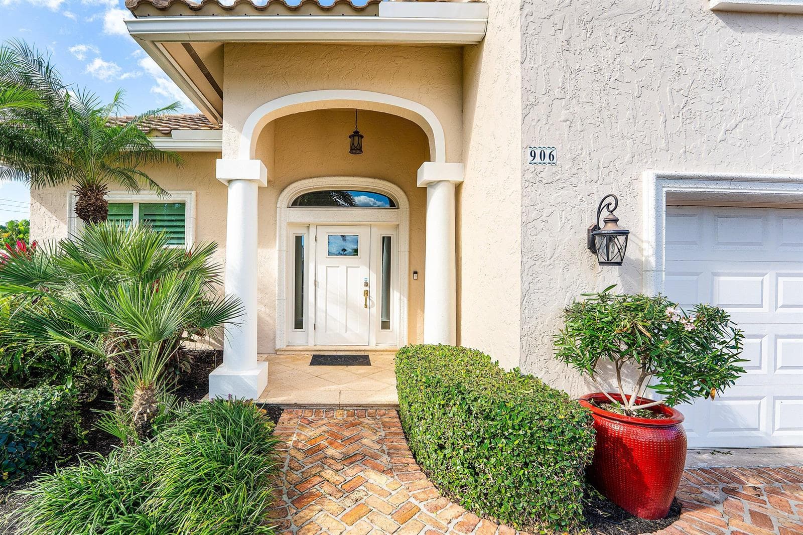 906 Dolphin Drive photo 4