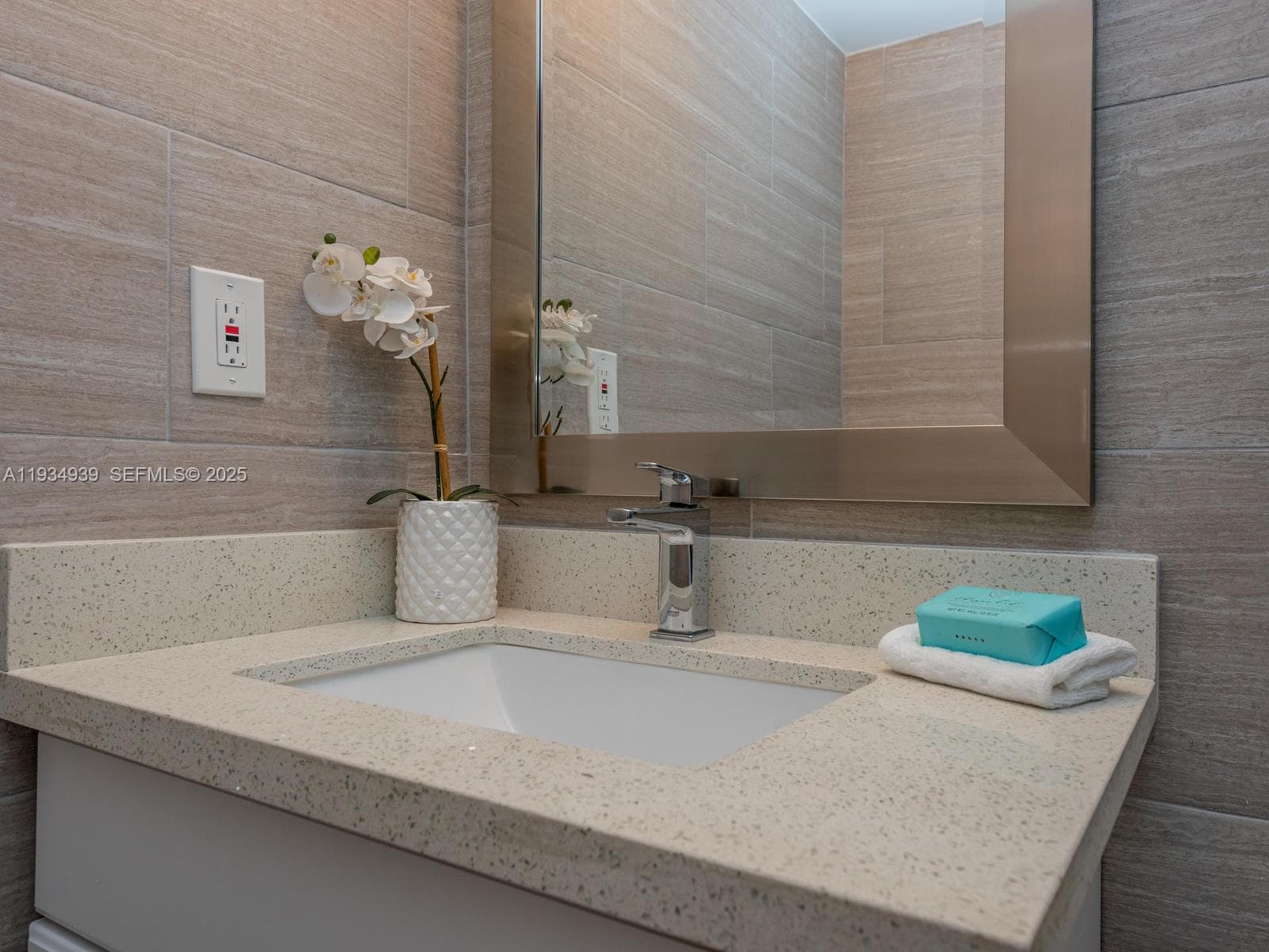 2501 S Ocean Dr 1012(available August 31) photo 16