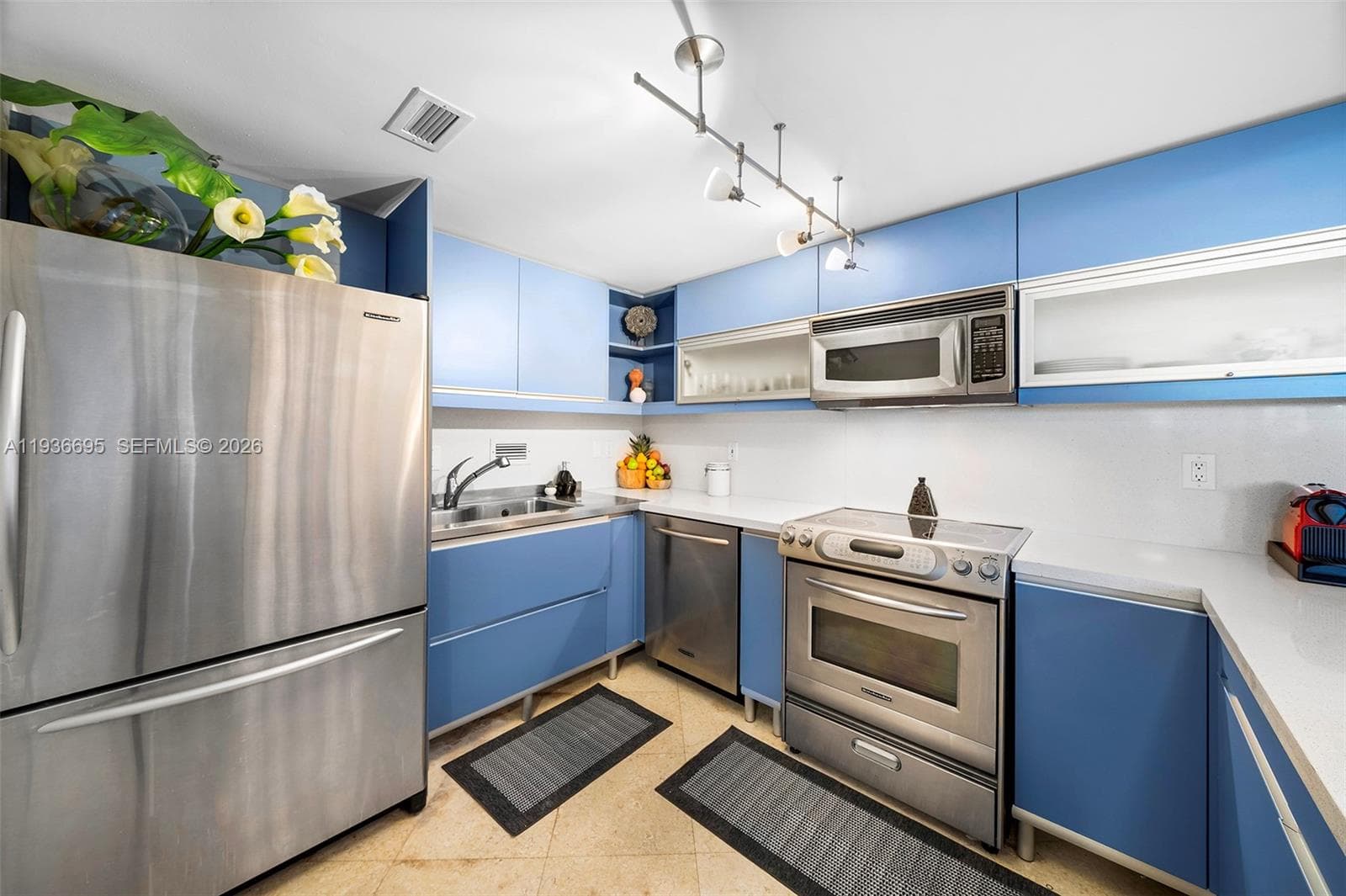 2301 Collins Ave 408 photo 3