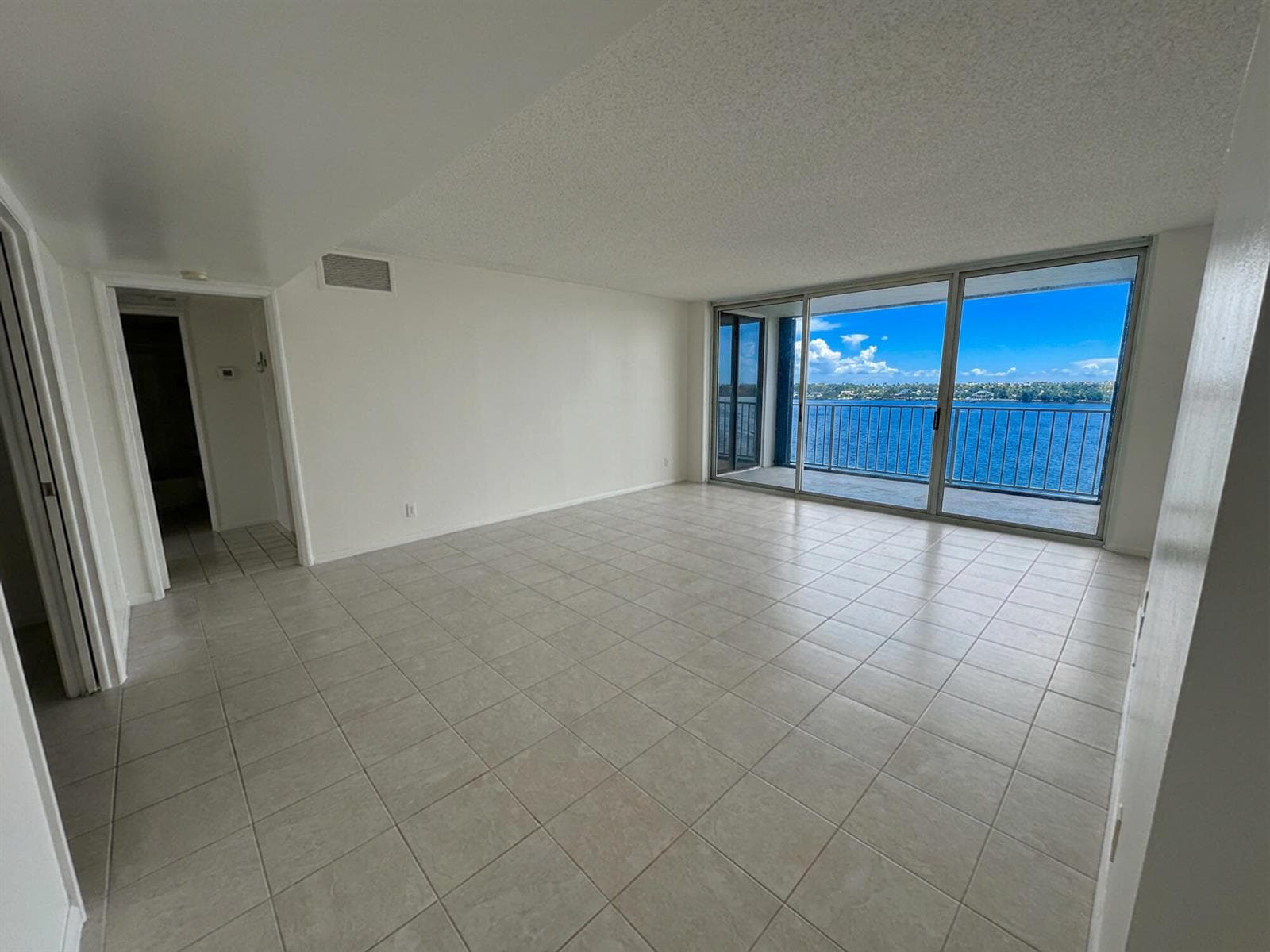 126 Lakeshore Drive 927 photo 2