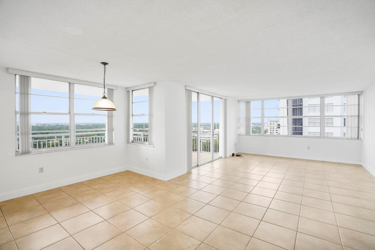 18051 Biscayne Boulevard 1504 photo 3
