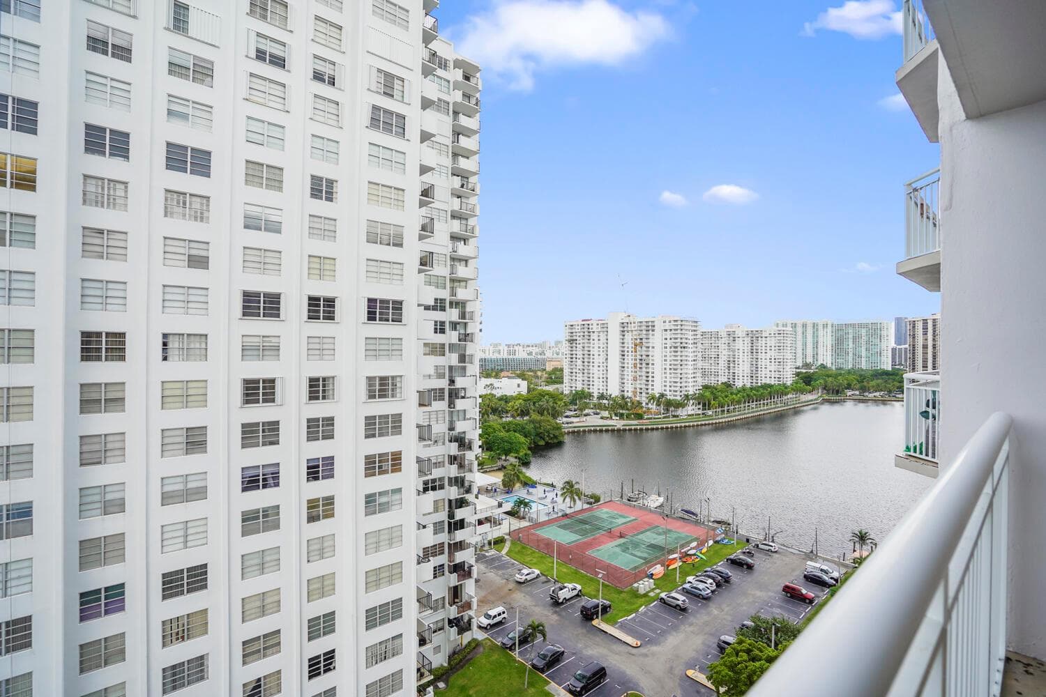 18051 Biscayne Boulevard 1504 photo 1
