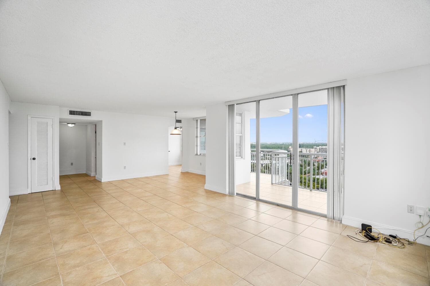 18051 Biscayne Boulevard 1504 photo 5