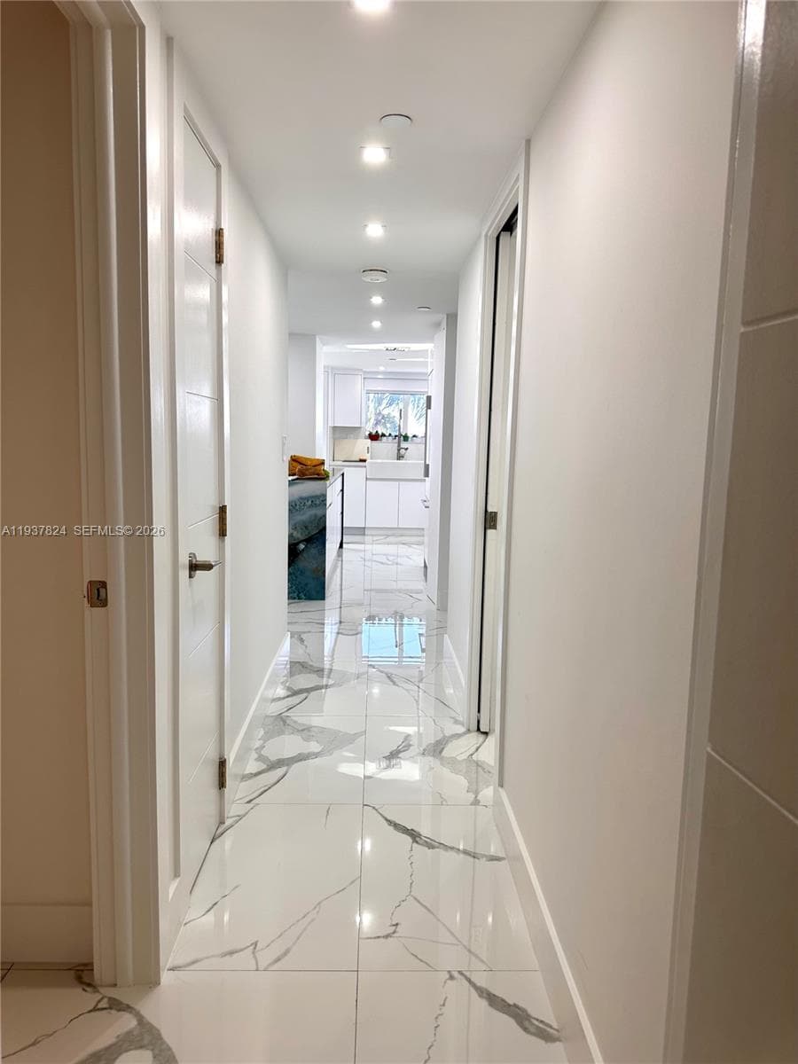 2457 Collins Ave 408 photo 3