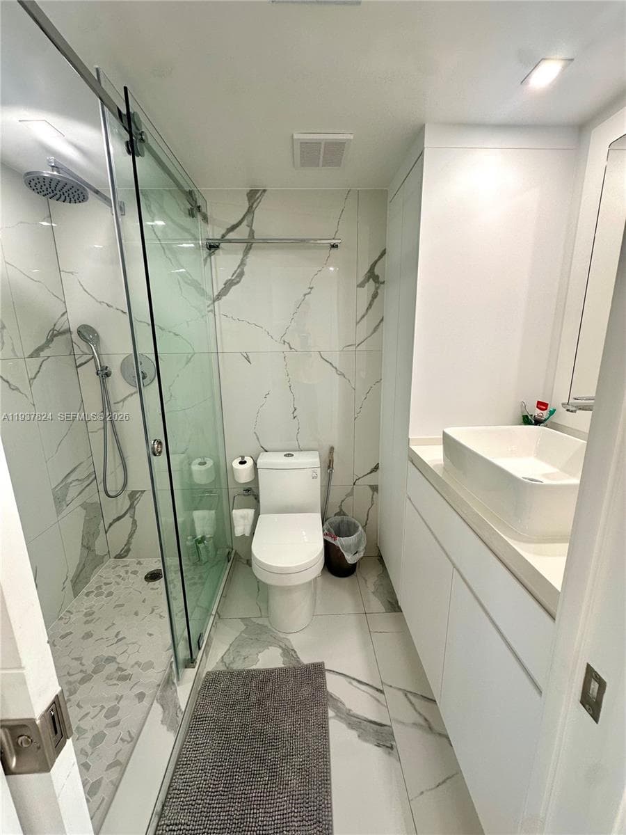 2457 Collins Ave 408 photo 4