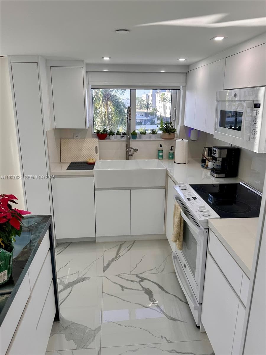 2457 Collins Ave 408 photo 8
