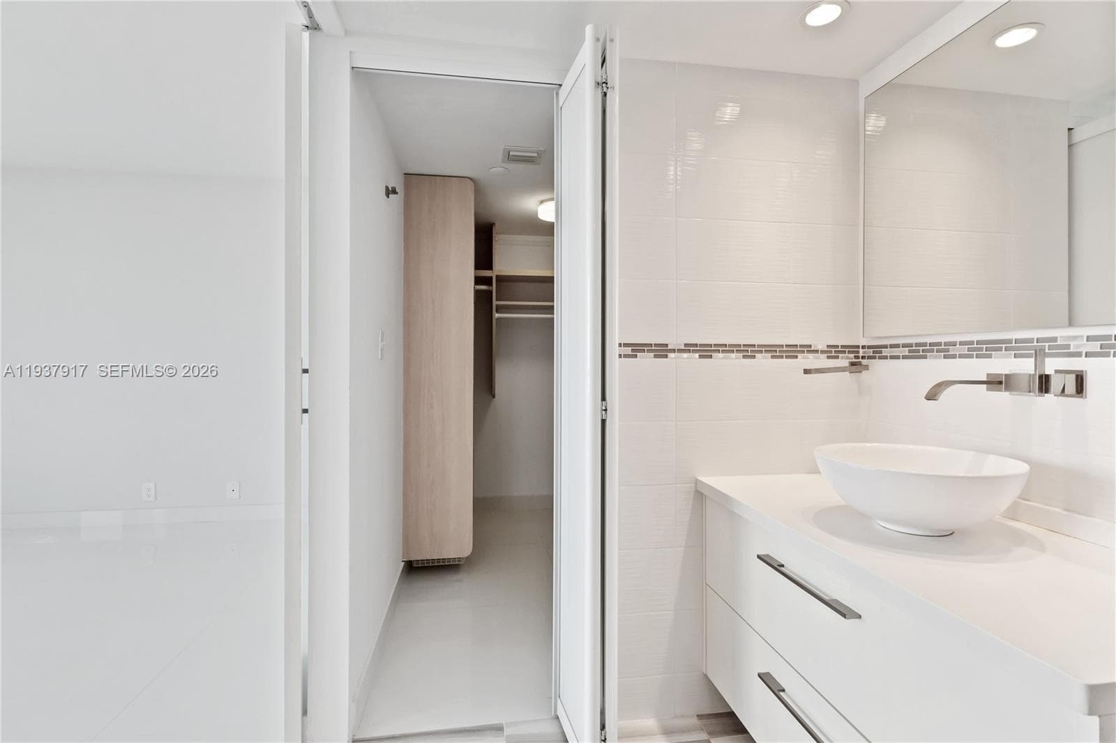 400 Pointe Dr 906 photo 21