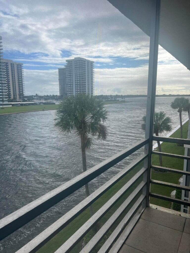 20 Yacht Club Drive 405 photo 2