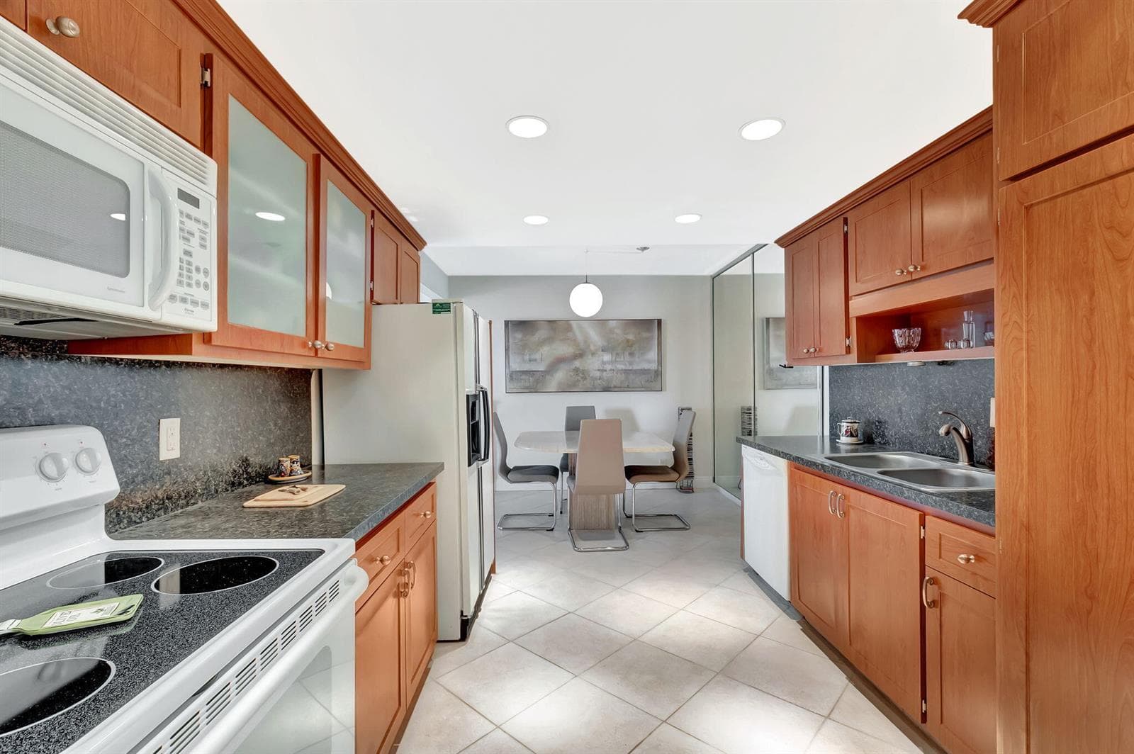 2200 S Ocean Boulevard 405 photo 9
