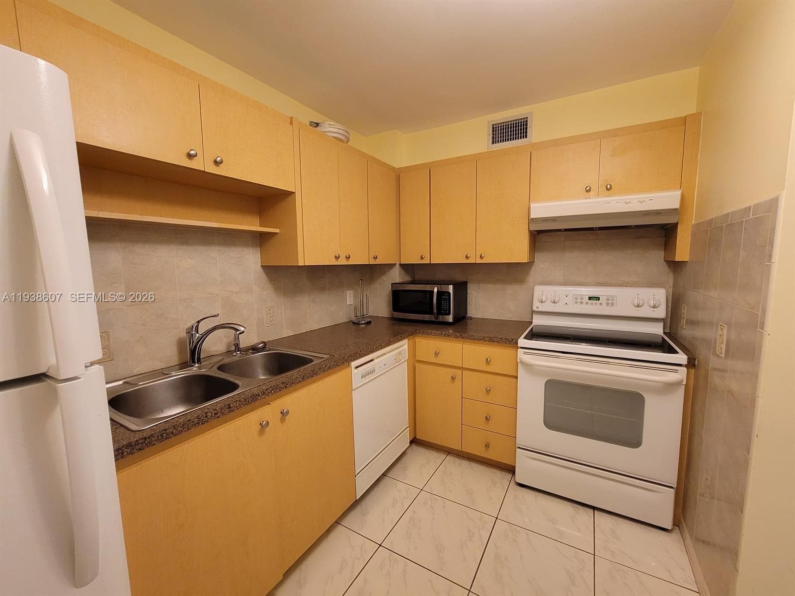 401 Golden Isles Dr 1114 photo 23