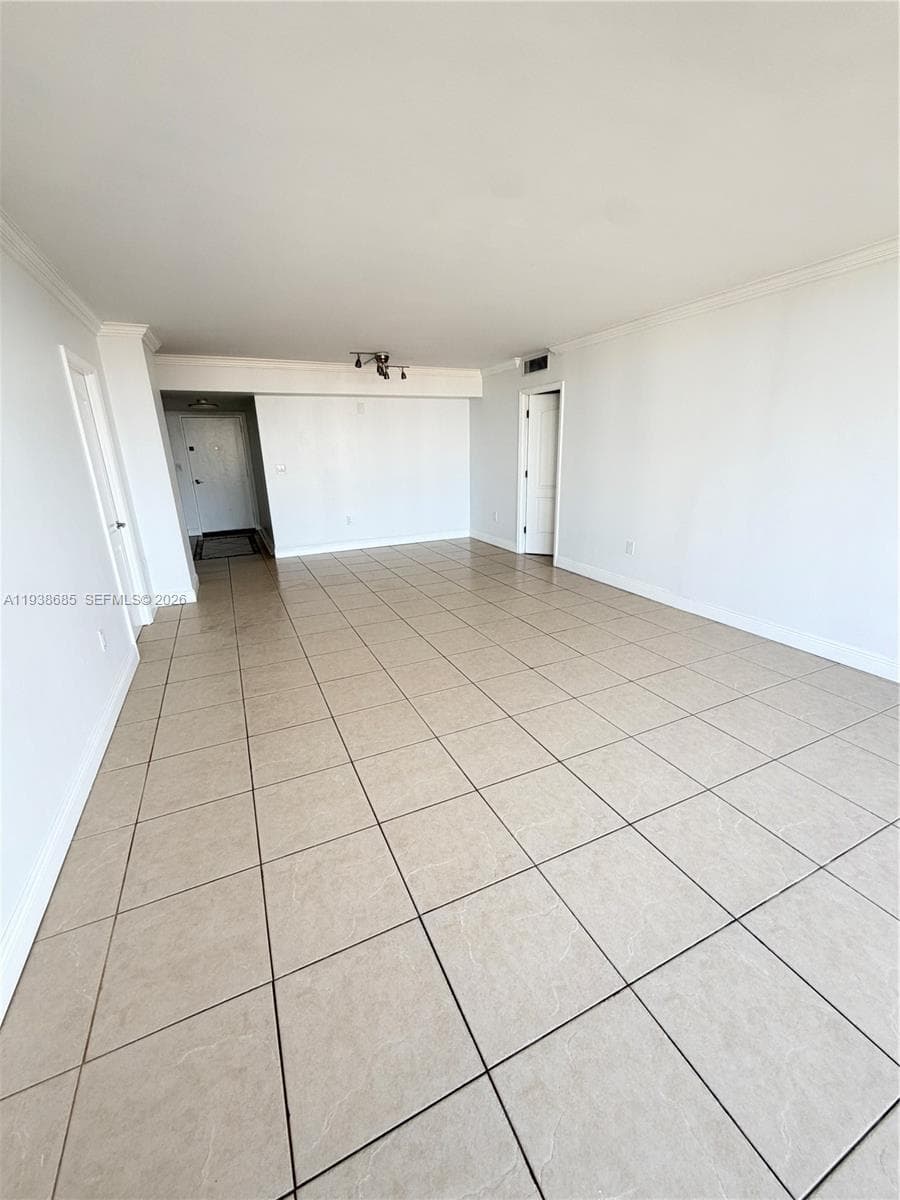 3701 Country Club Dr 1901 photo 13