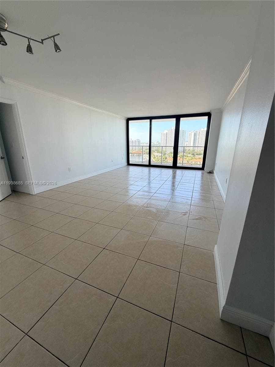 3701 Country Club Dr 1901 photo 17