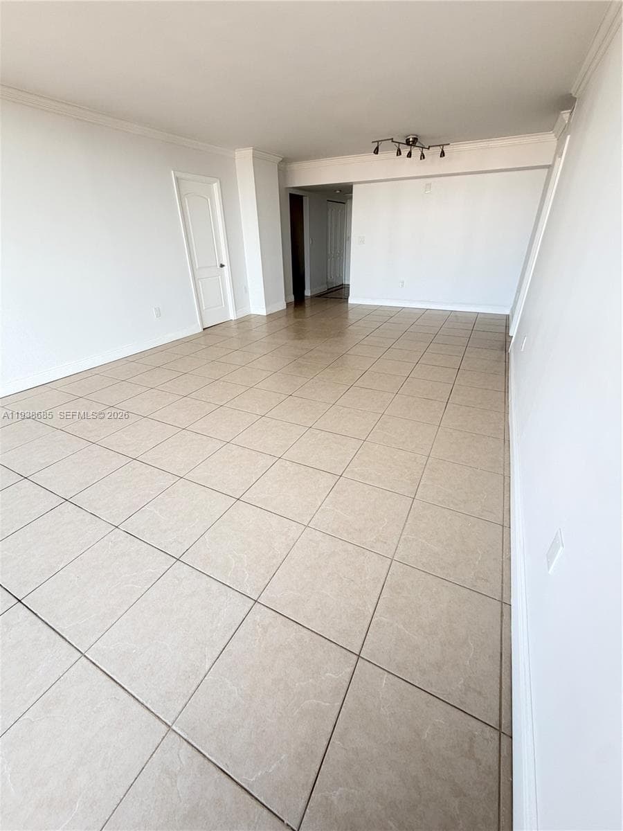 3701 Country Club Dr 1901 photo 12