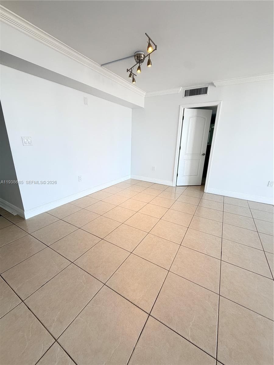 3701 Country Club Dr 1901 photo 20