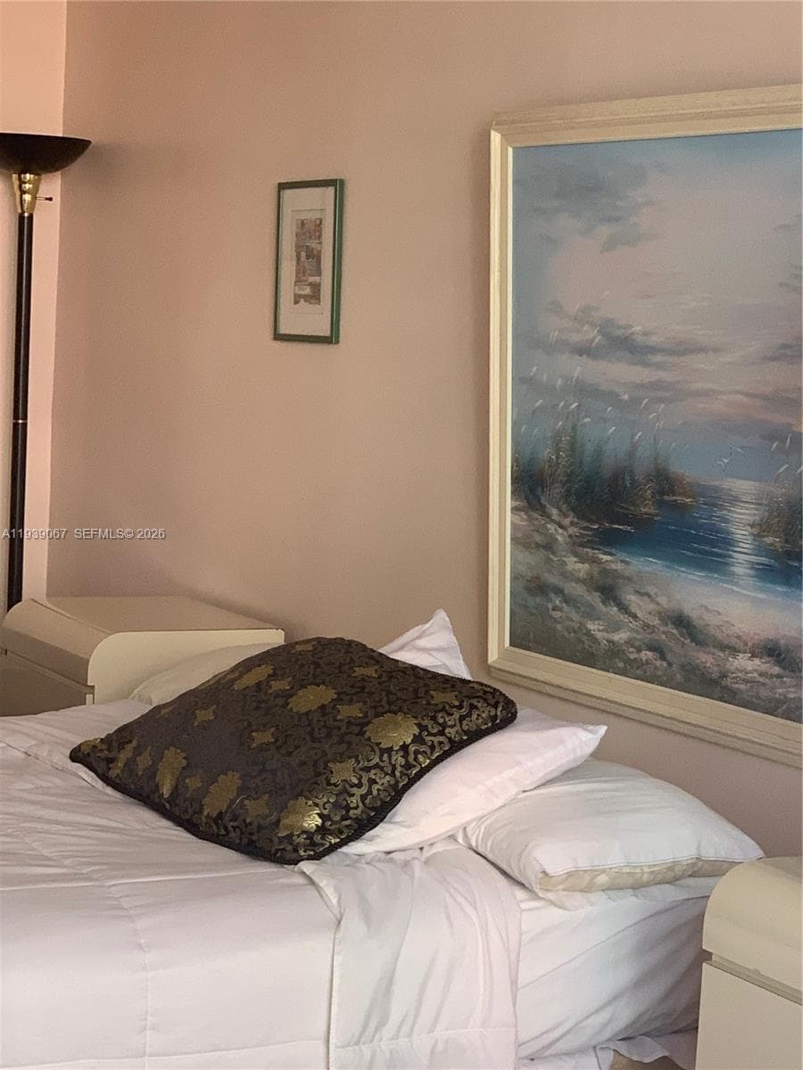 19201 Collins Ave 323 photo 3