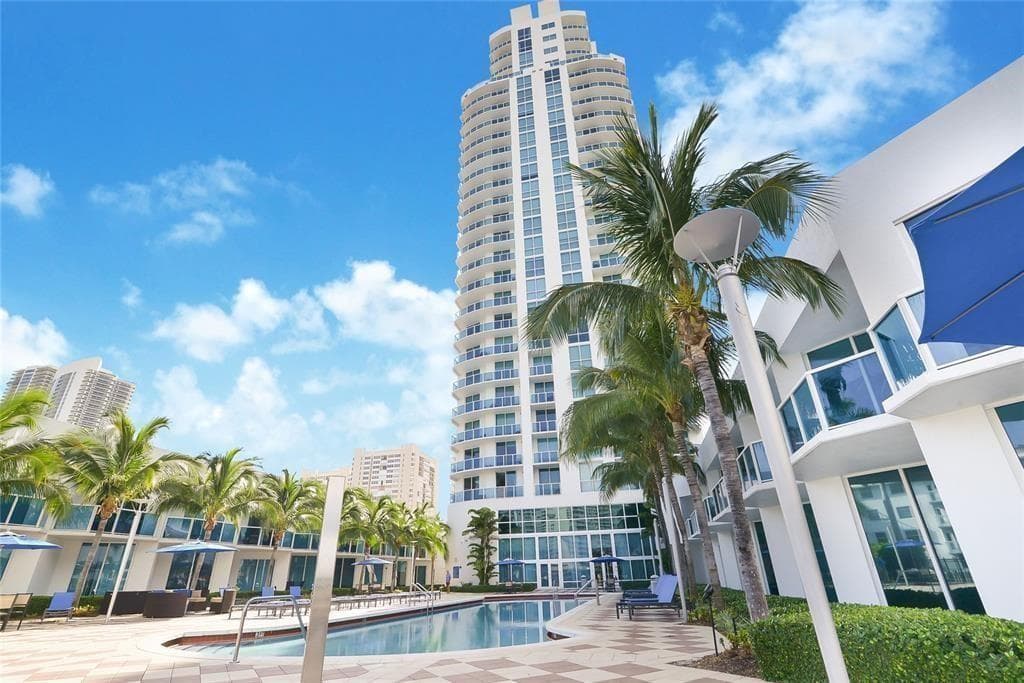 1945 S Ocean Drive 910 photo 4
