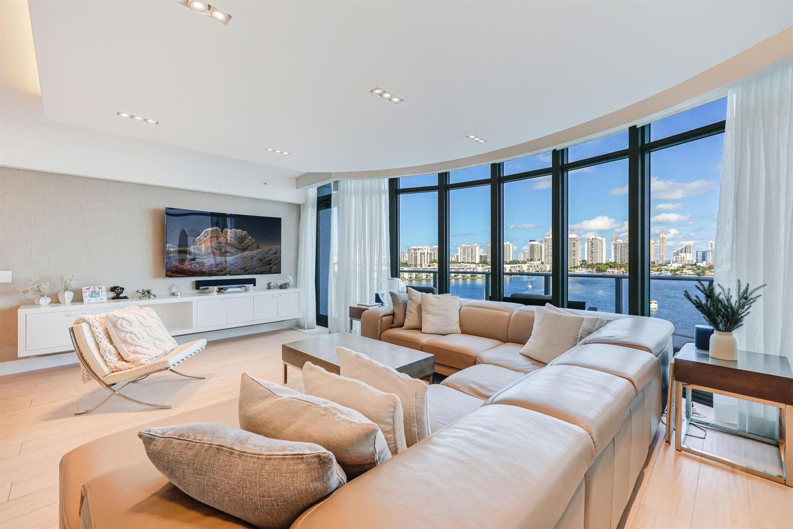 17301 Biscayne Boulevard 1011 photo 1