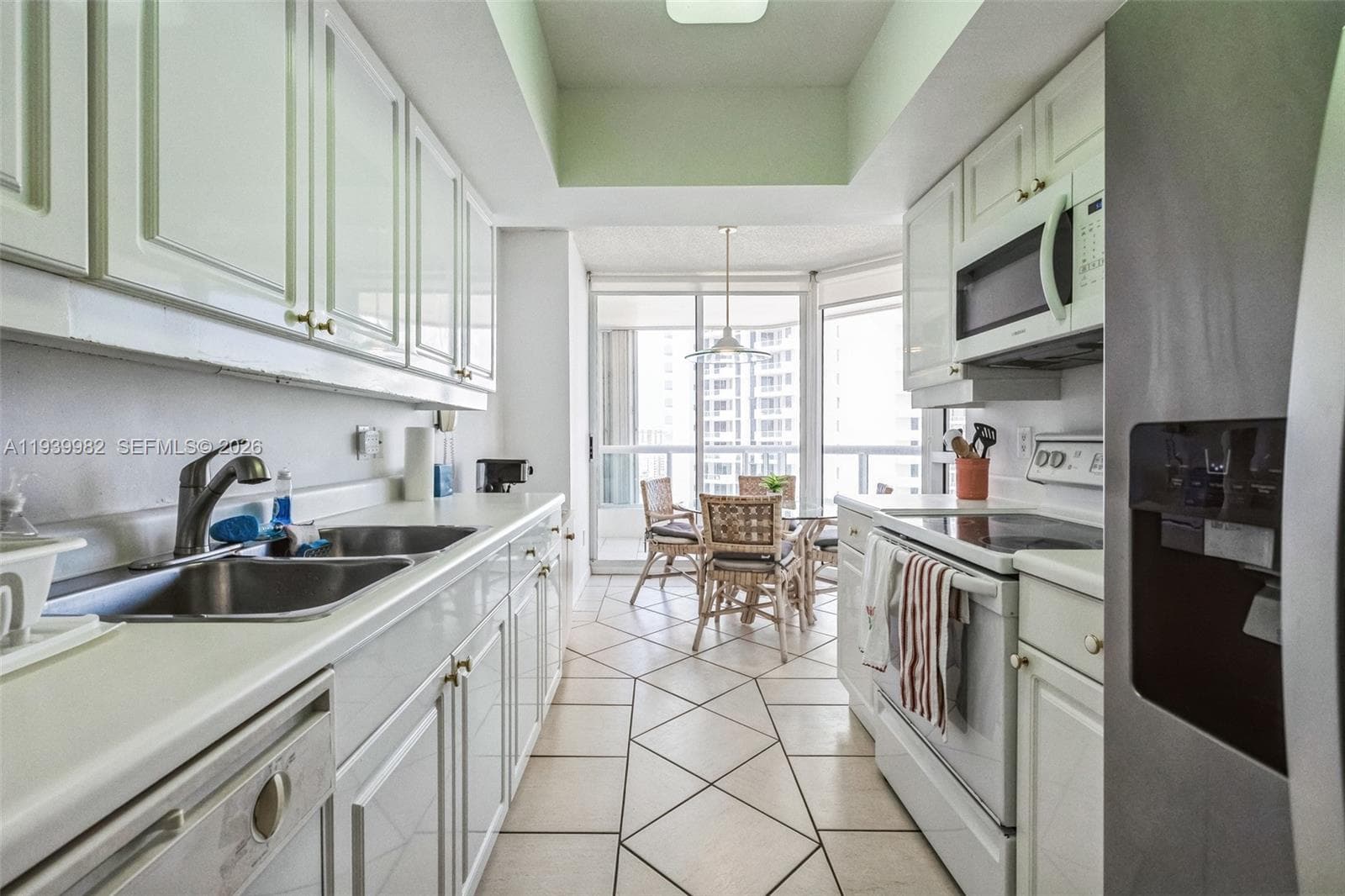 21205 YACHT CLUB DR 1802 photo 11