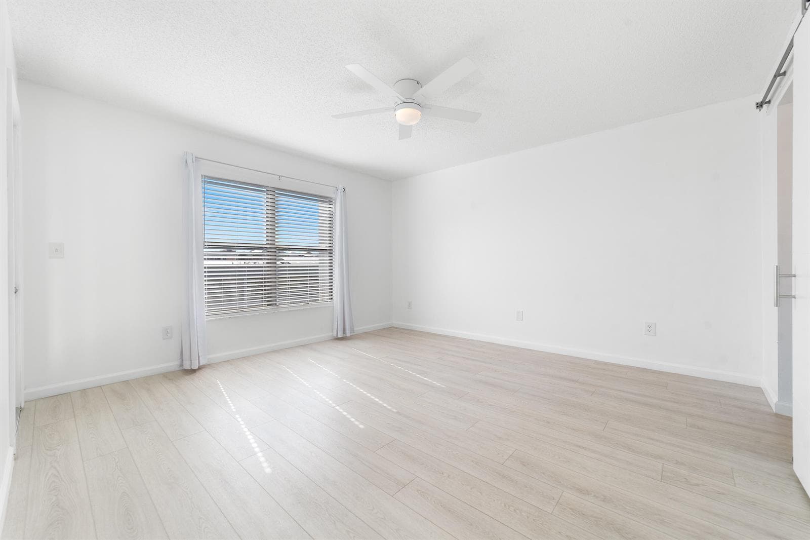 896 N Federal Highway 530 photo 9