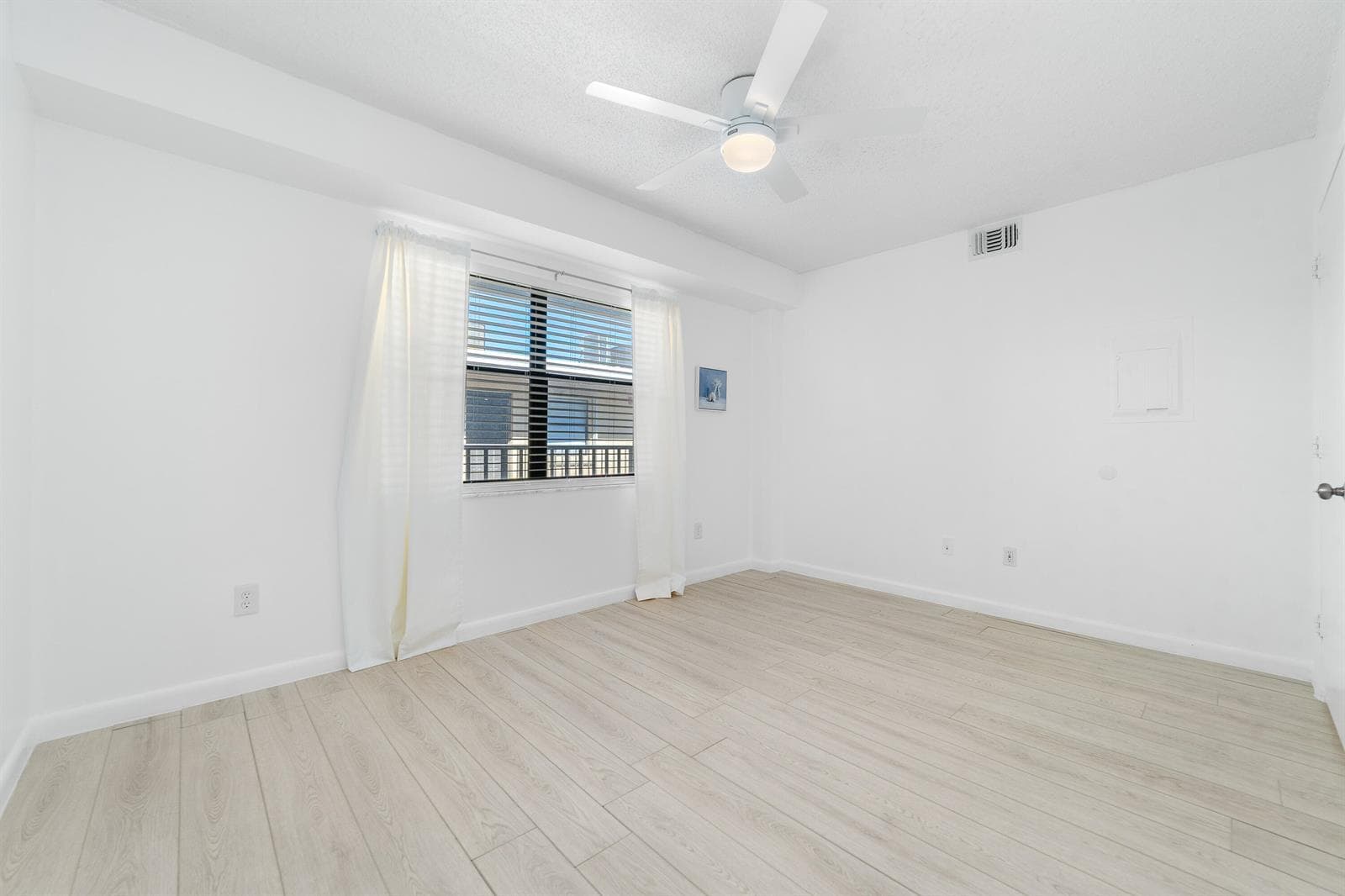 896 N Federal Highway 530 photo 14