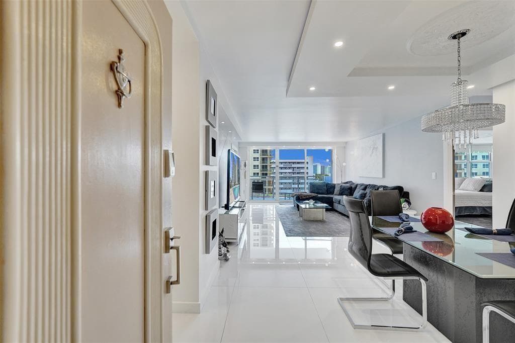 2030 S Ocean Drive 510 photo 2