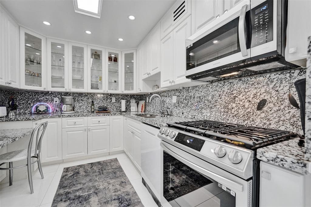 2030 S Ocean Drive 510 photo 3