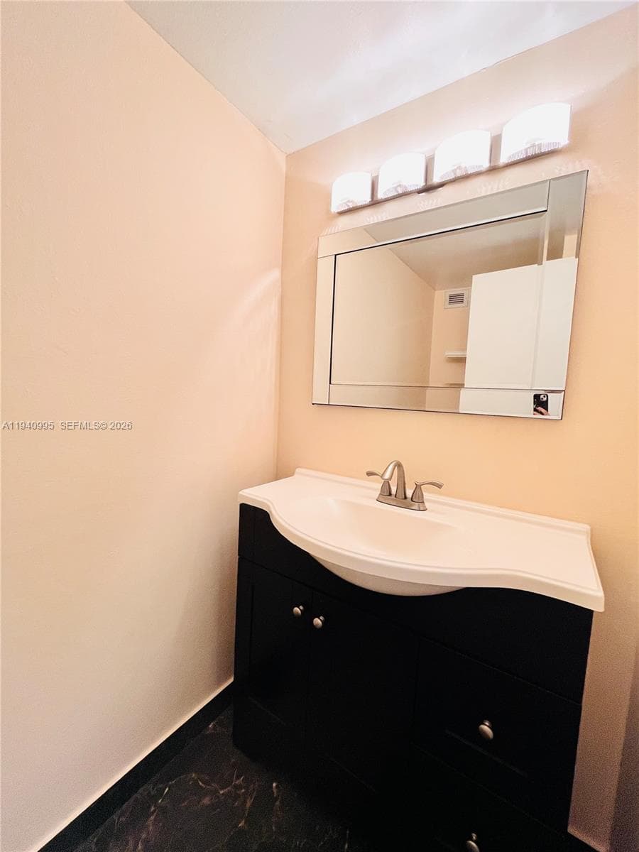 2500 Parkview Dr 1803 photo 9