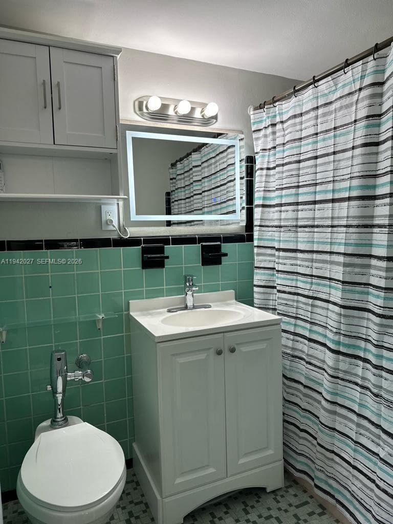 6484 Indian Creek Dr 220 photo 16