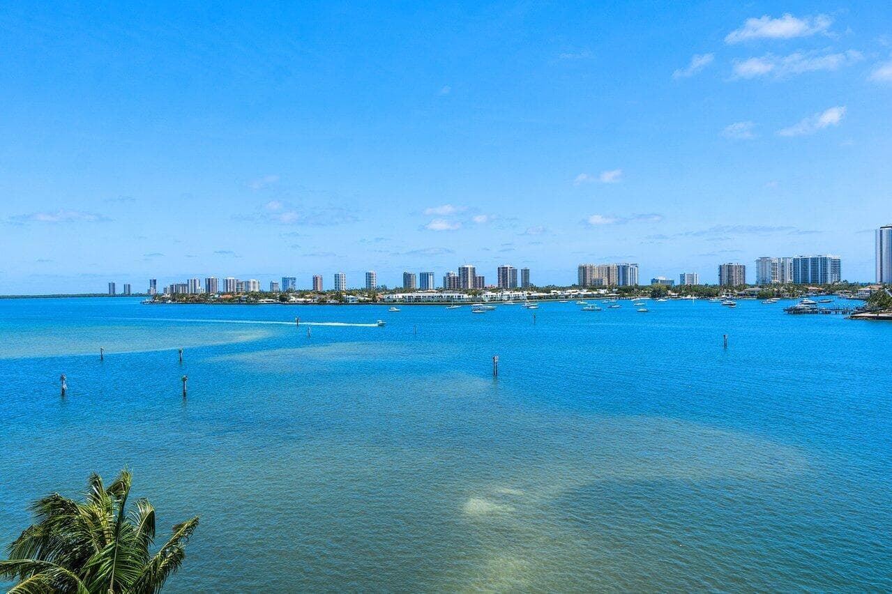 2640 Lake Shore Drive 614 photo 2