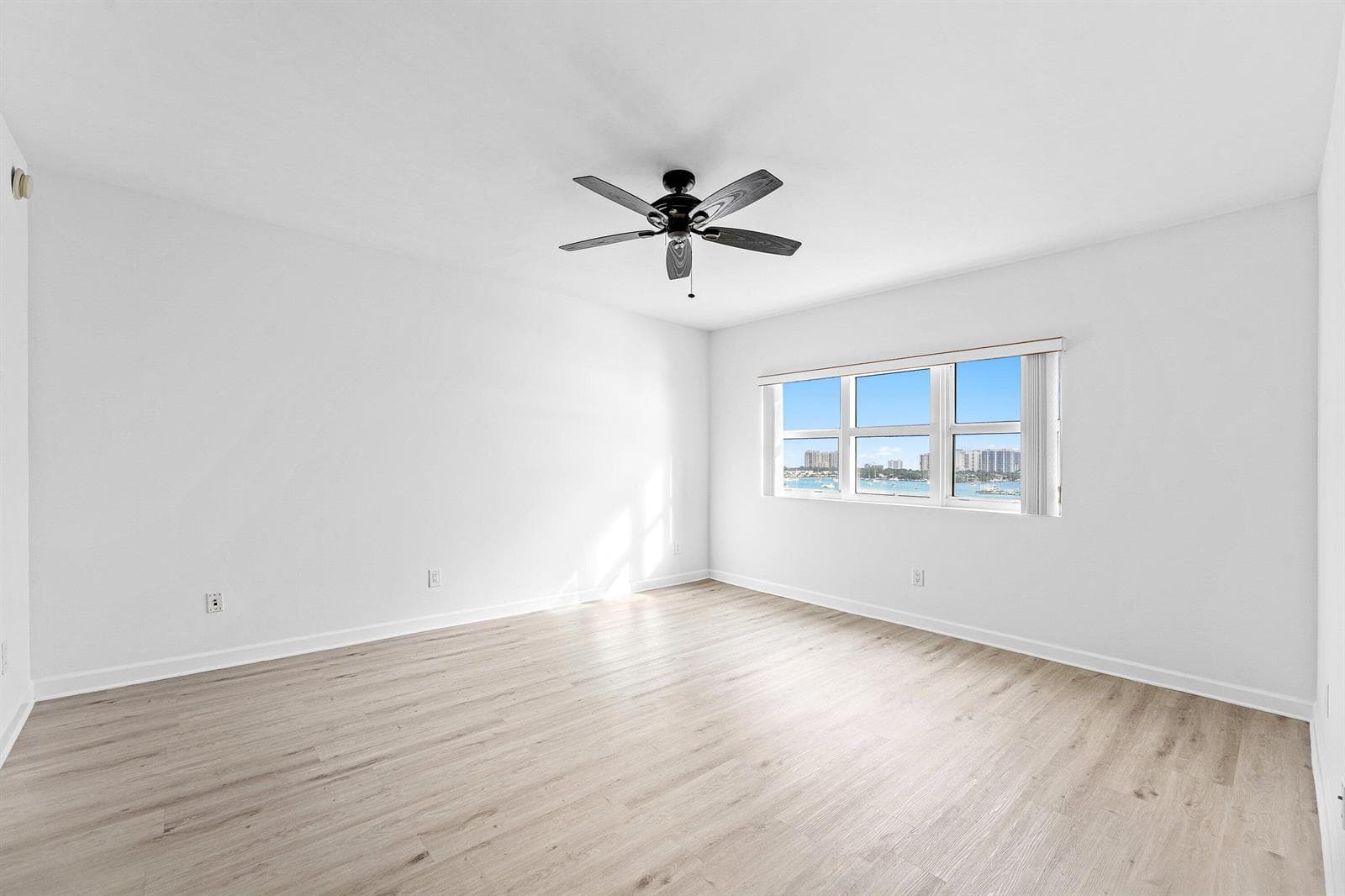 2640 Lake Shore Drive 614 photo 22