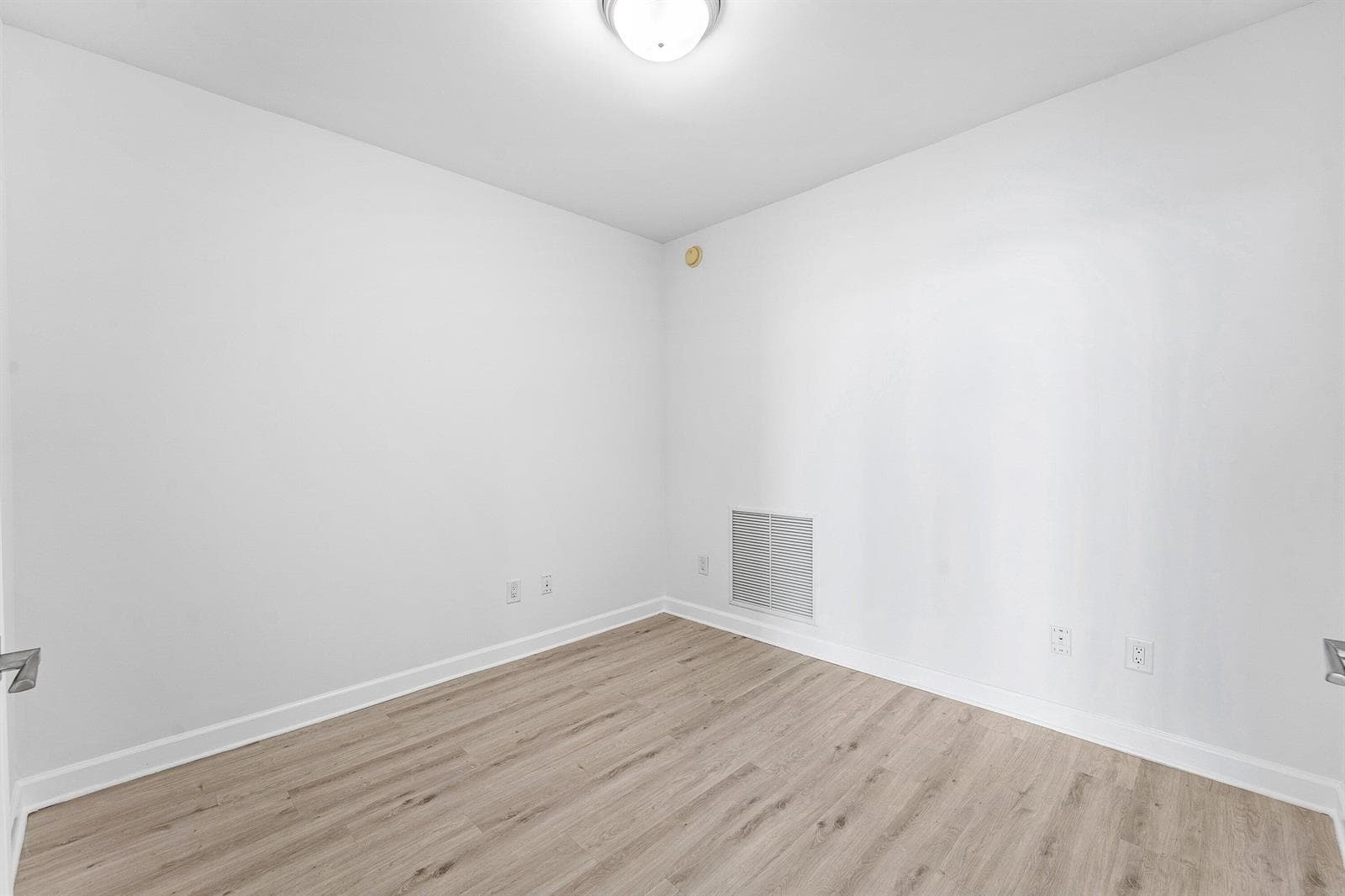 2640 Lake Shore Drive 614 photo 14