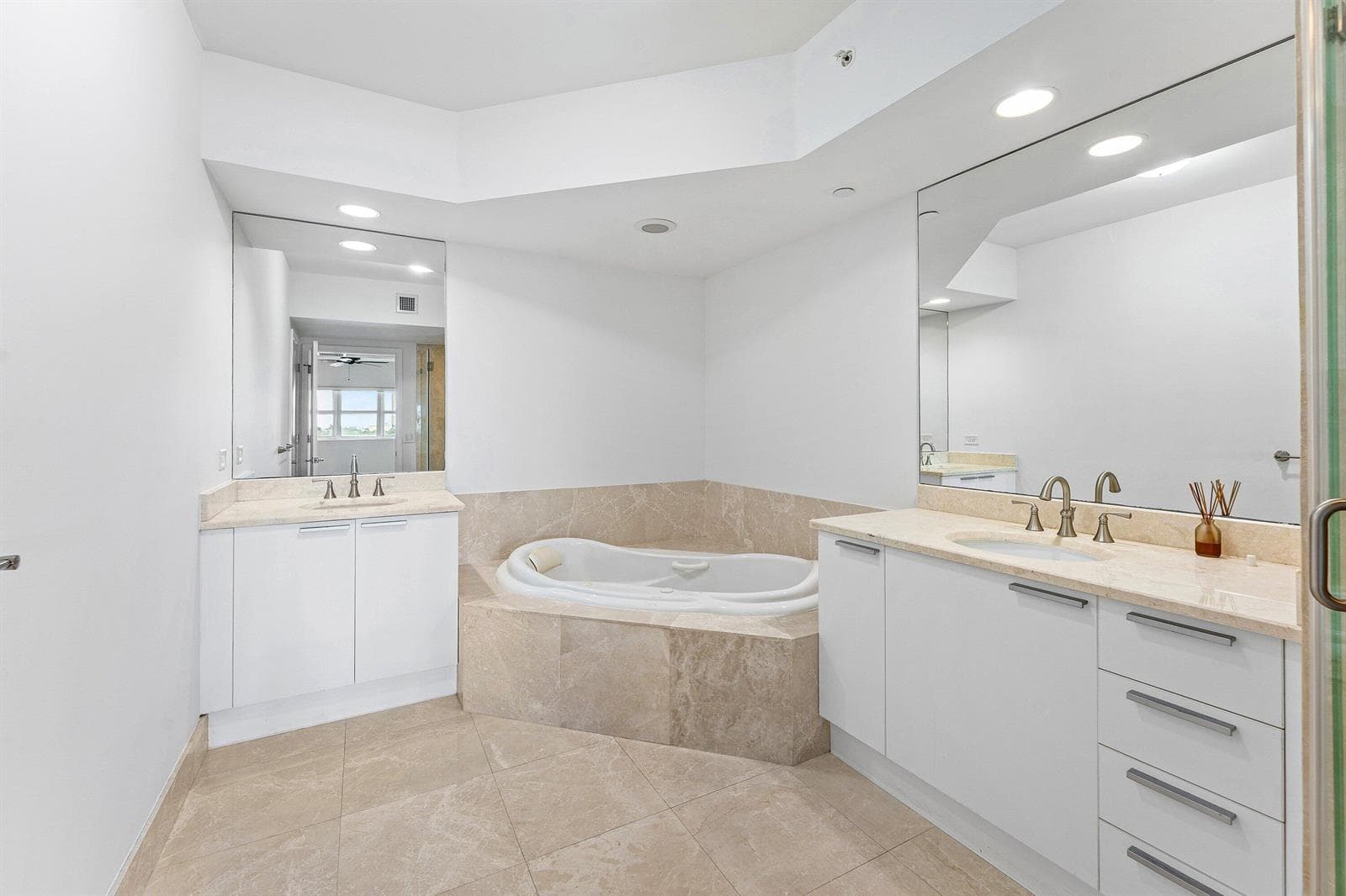 2640 Lake Shore Drive 614 photo 25