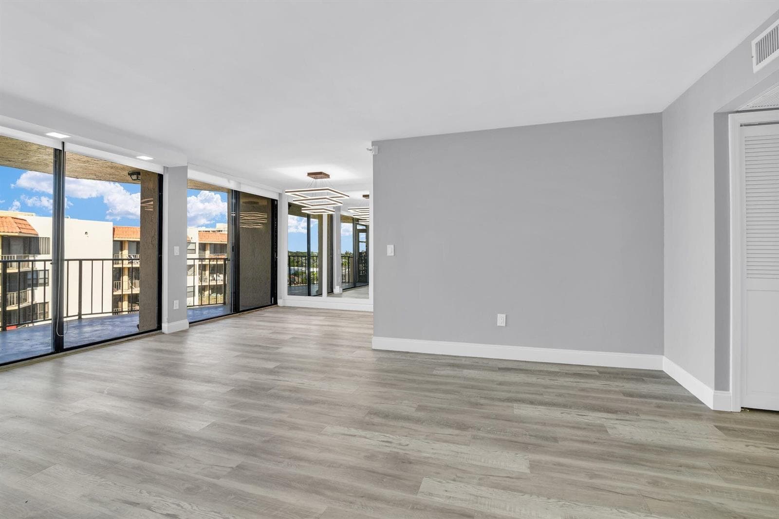 859 Jeffery Street 810 photo 14