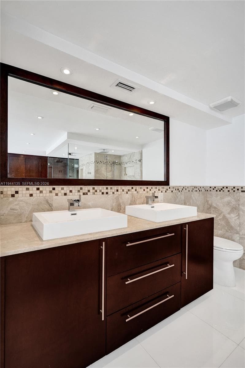 1000 Parkview Dr 330 photo 23