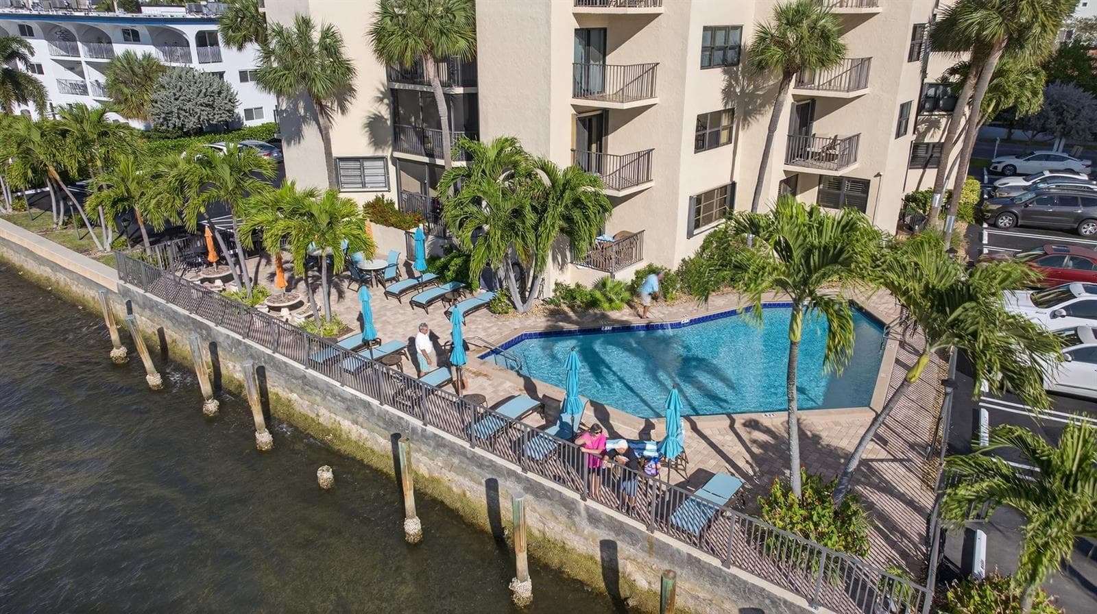 501 N Riverside Drive 301 photo 2