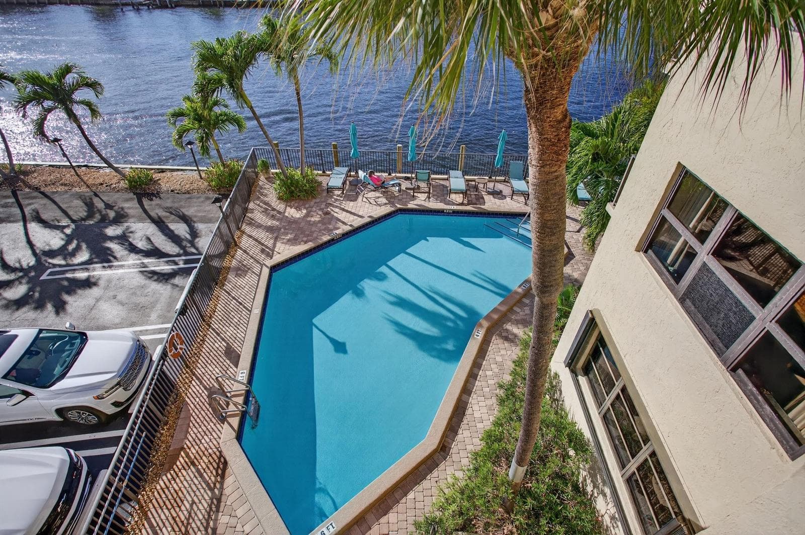 501 N Riverside Drive 301 photo 4