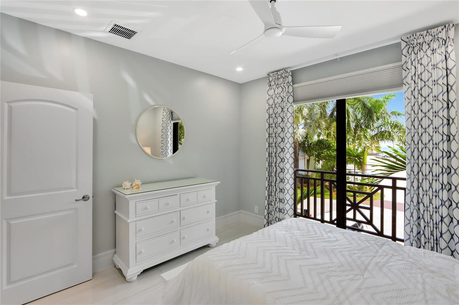 1575 S Ocean Lane 279 photo 24