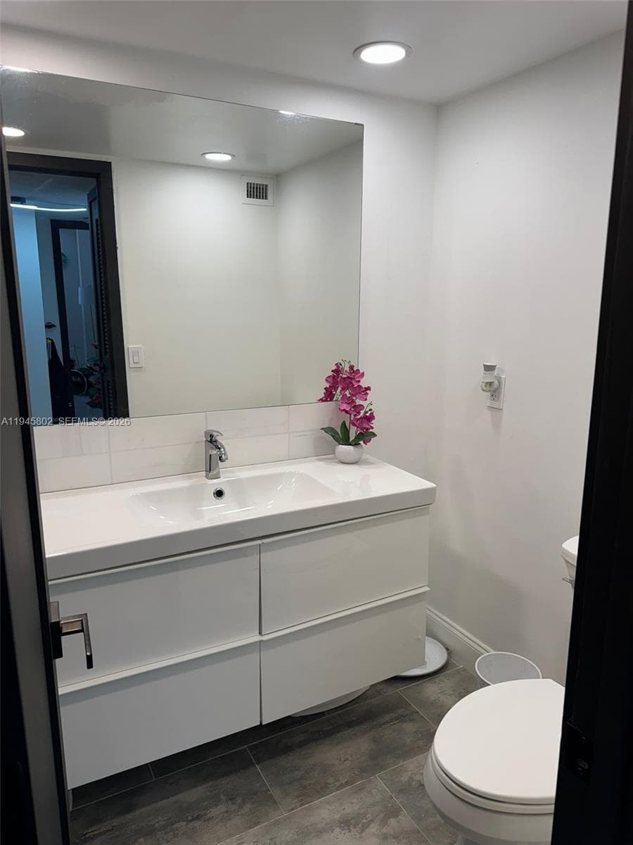 2750 183rd St 705 photo 12