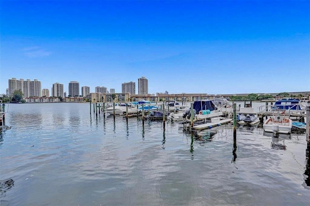 18031 Biscayne Boulevard 1104 photo 2