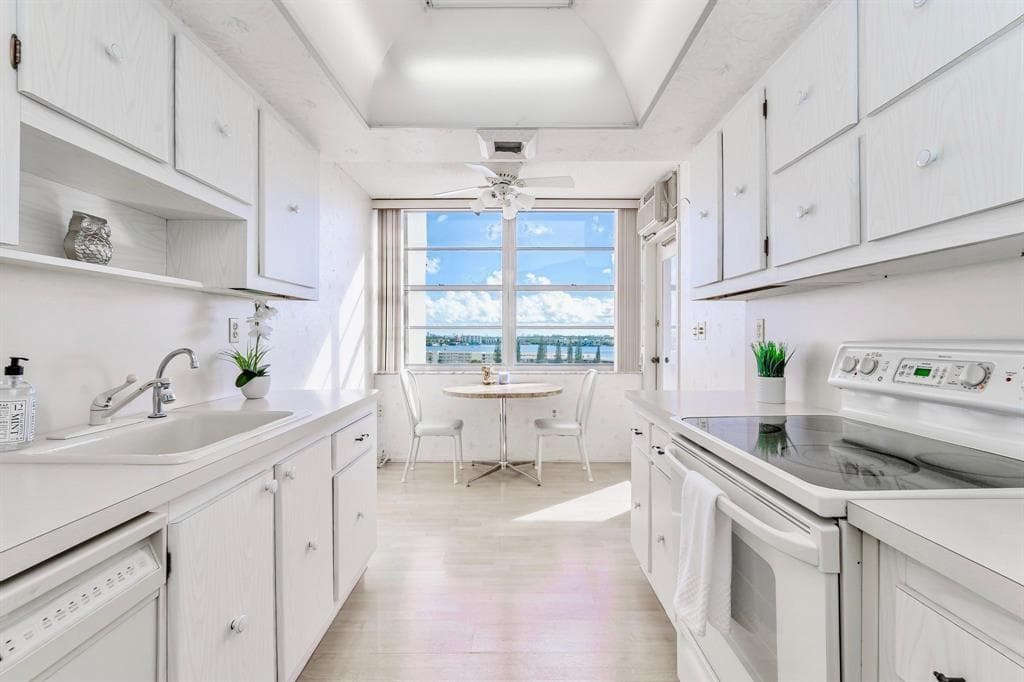 18031 Biscayne Boulevard 1104 photo 6