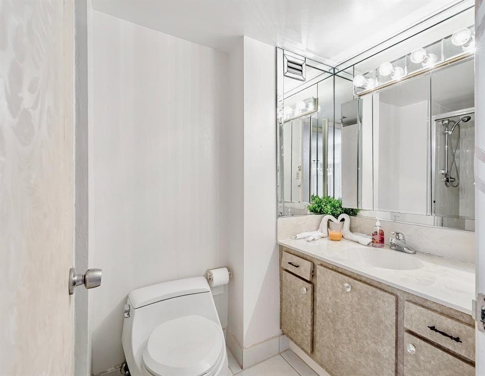 18031 Biscayne Boulevard 1104 photo 17